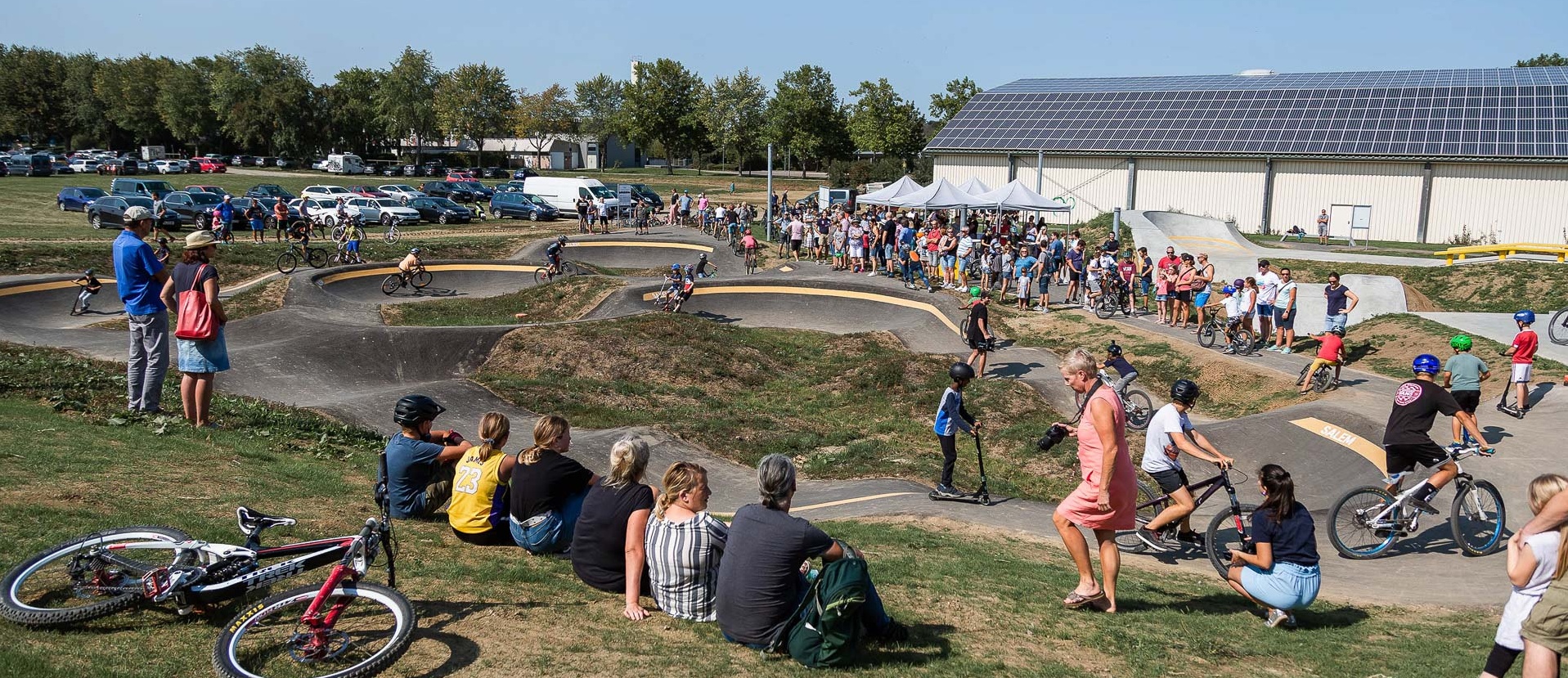 Pump track with a large audience for the opening of the facility.