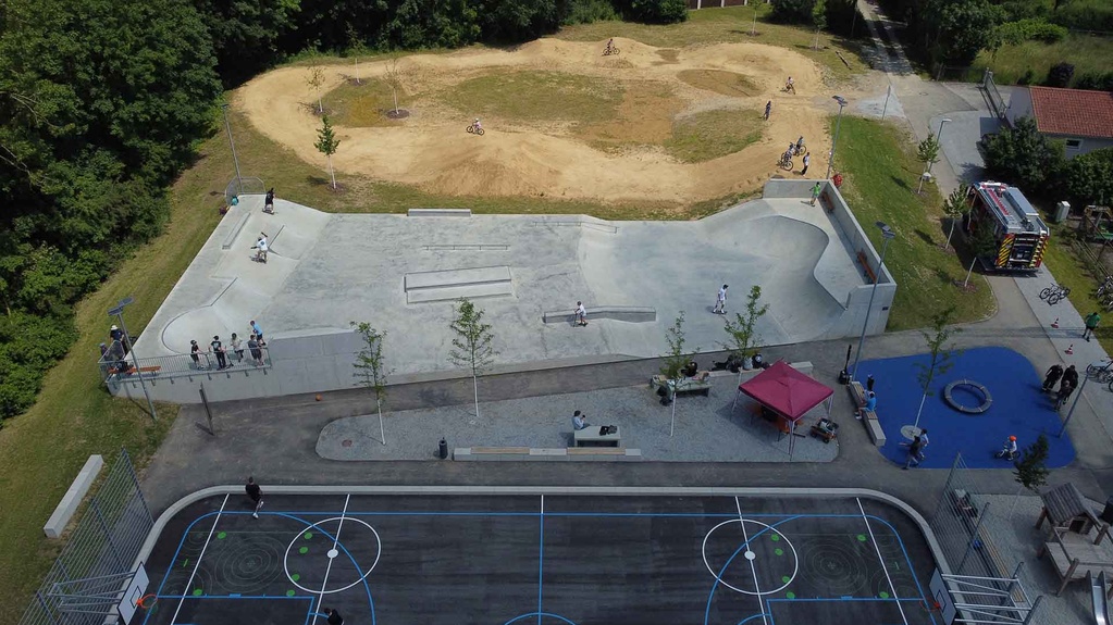 Skater im Skatepark Frontenhausen auf der zentralen Fläche