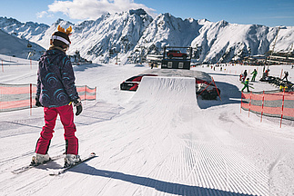 Skifahrerin fährt auf Schanze mit Airbag zu