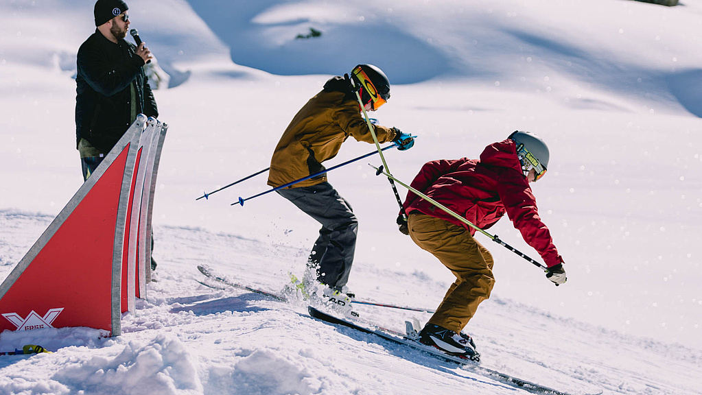 Zwei Skifahrer starten an Startgates