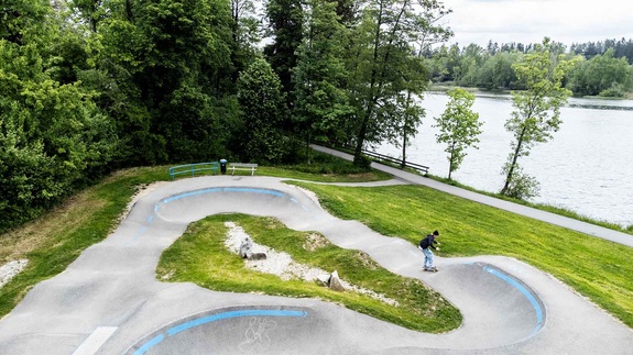 Panorama am Pumptrack Wackersberg mit Blick auf den See und die markierten Kurven