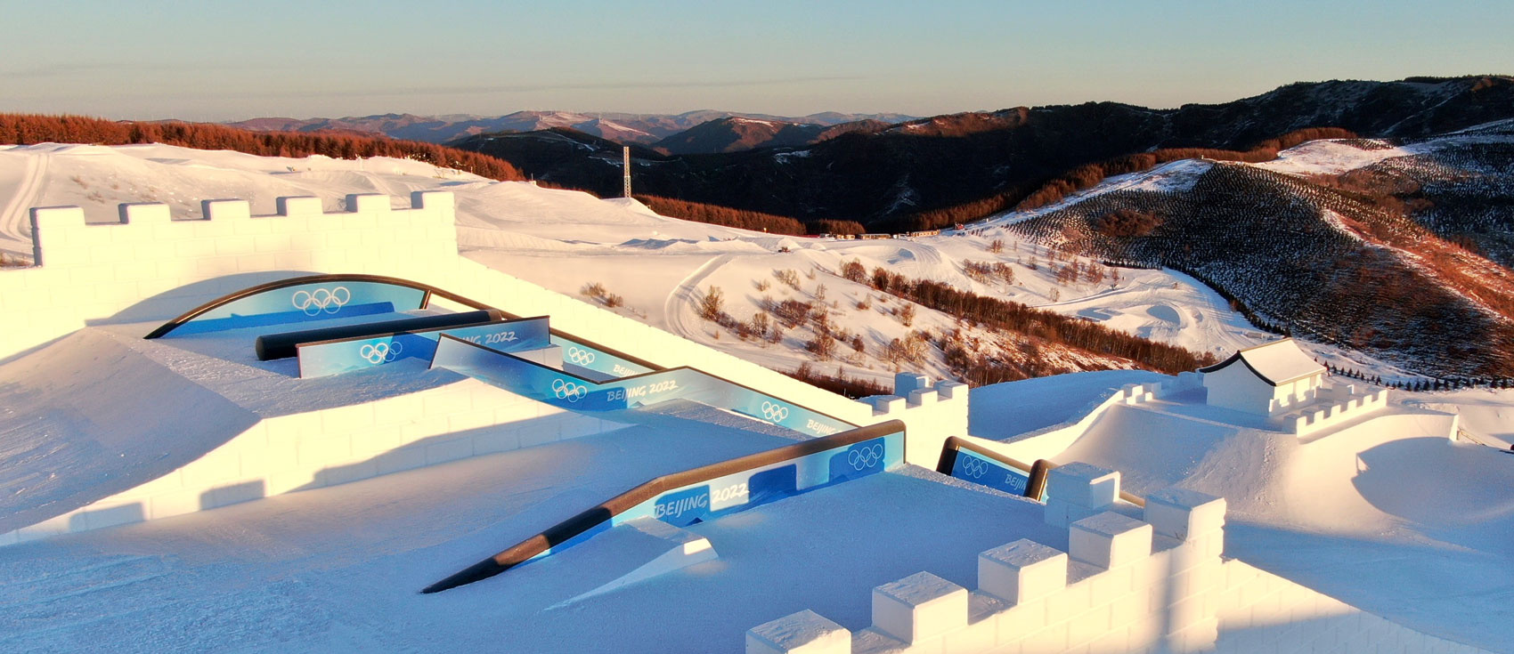 Weitwinkelaufnahme Slopestyle Parcours in Abendröte