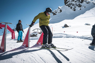 Skifahrer drückt sich von Startgate weg im Freeride Cross Montafon