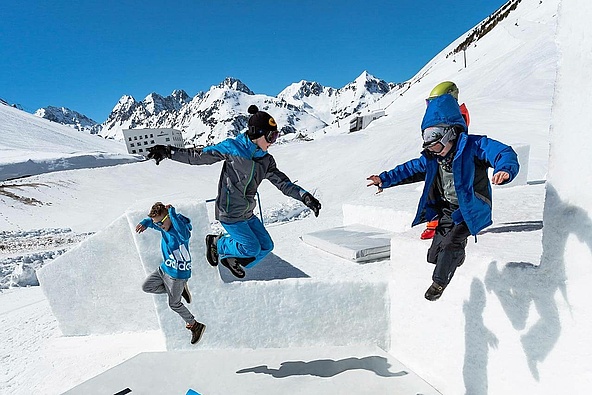 Three children jump around in the Hexagon Kühtai