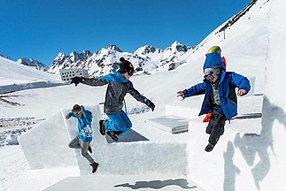  Drei Kinder springen im Hexagon Kühtai umher