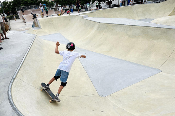 Jeune skateur en action dans les courbes du bowl en béton à Biscarrosse.