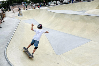 Jeune skateur en action dans les courbes du bowl en béton à Biscarrosse.