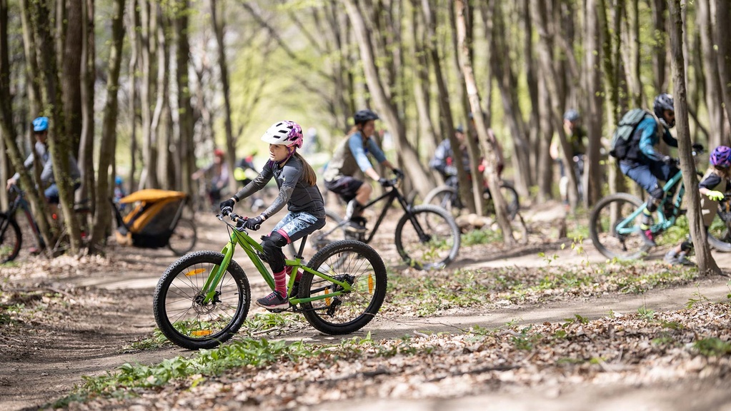 Viele Radler biken im flachen und kurvigen Terrain 