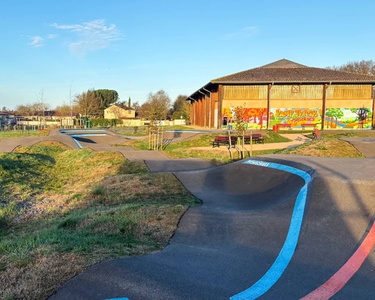 pumptrack entouré d'herbe à Fonsorbes