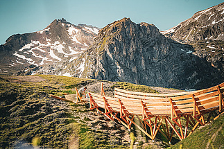 Module en bois wallride sur le plateau de Tignes avec panorama montagneux.