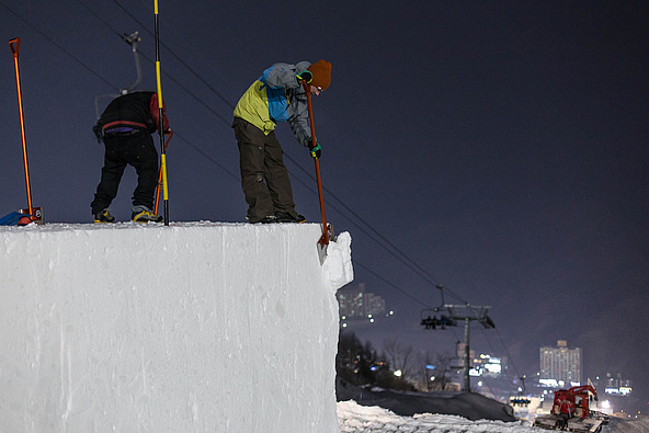 [Translate to Englisch:] Shaper beim Abstechen von Schnee in der Nacht