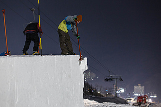 [Translate to Englisch:] Shaper beim Abstechen von Schnee in der Nacht