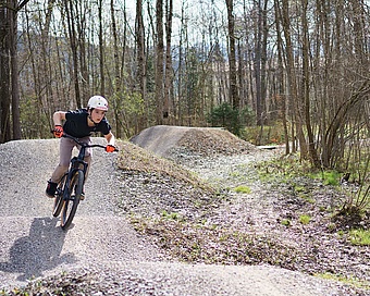 Mountainbiker nimmt Kurve auf Pumptrack im Bikepark Sonthofen