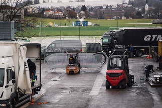 Lastwagen und Stapler auf dem Hof von Schneestern