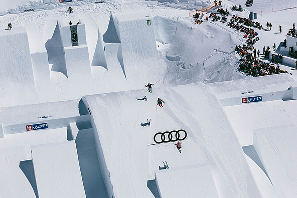 Luftaufnahme Skicross Fahrer im Sprung Audi Nines 2018 in Sölden