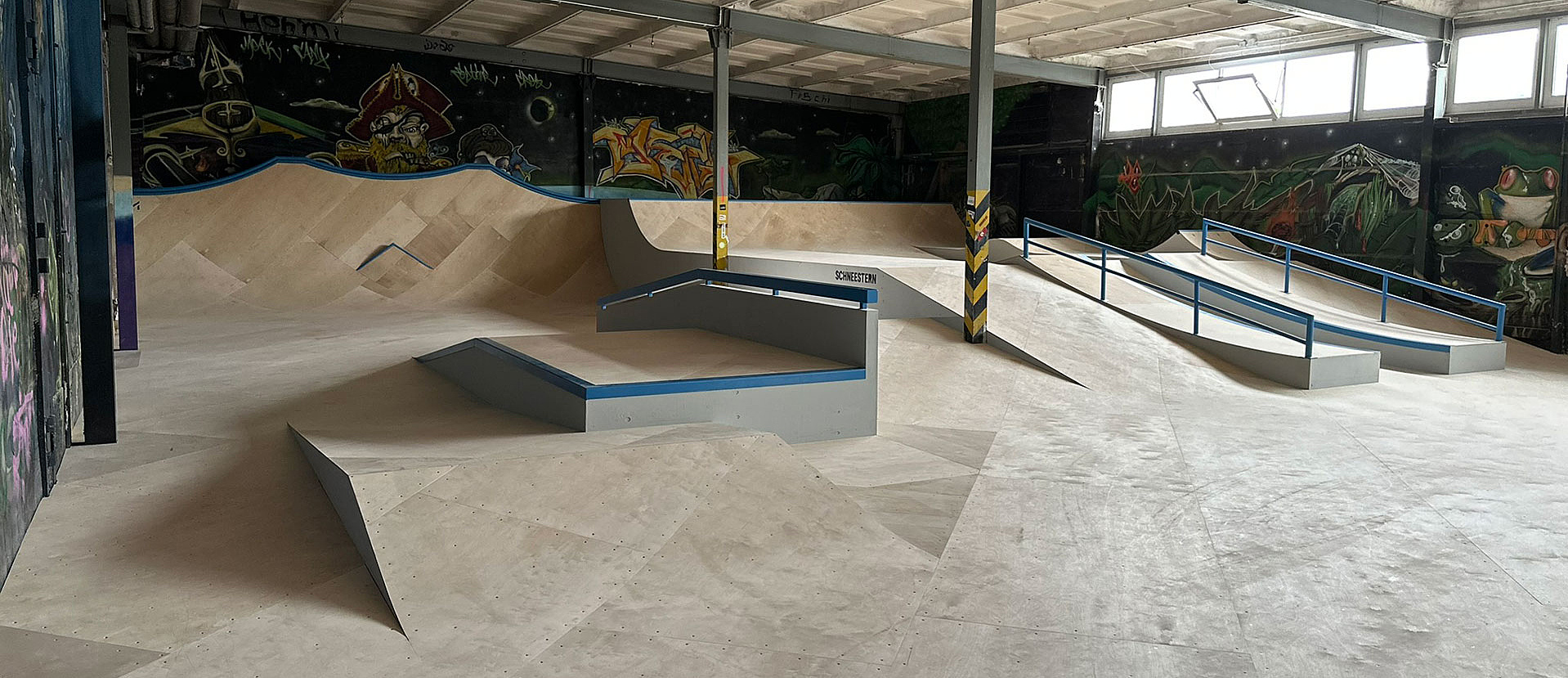 Moderne Street-Obstacles mit Rails und Ledges in der Skatehalle Mühlhausen