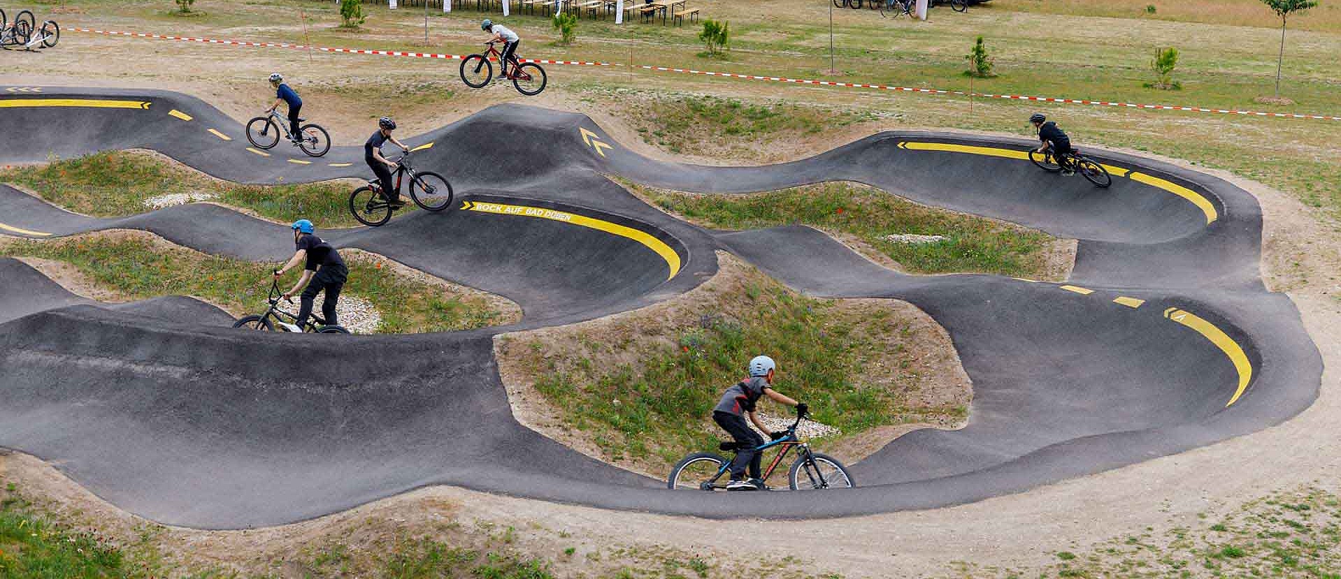 Urban Sports Park Bad Düben – weite Ansicht des Pumptracks während einer Veranstaltung mit Zelten.