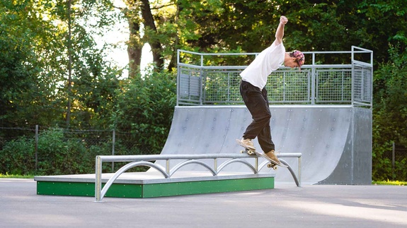 Grinding on the rail at Rampenpark Isny in front of the quarterpipe