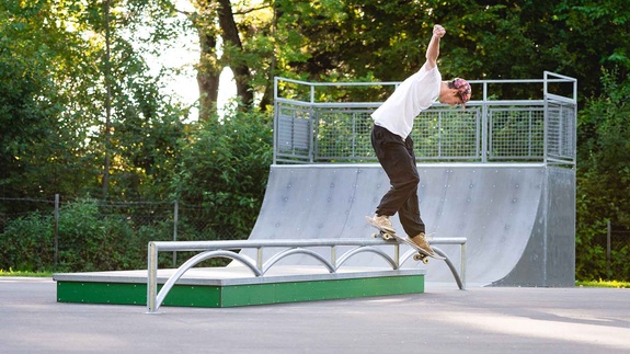 Grind auf dem Rail im Rampenpark Isny vor der Quarterpipe