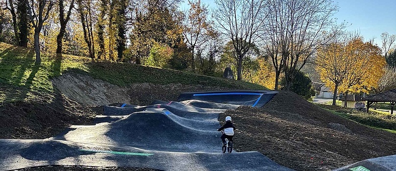 Dynamische Perspektive des Pumptrack Mauvezin mit markierten Linien