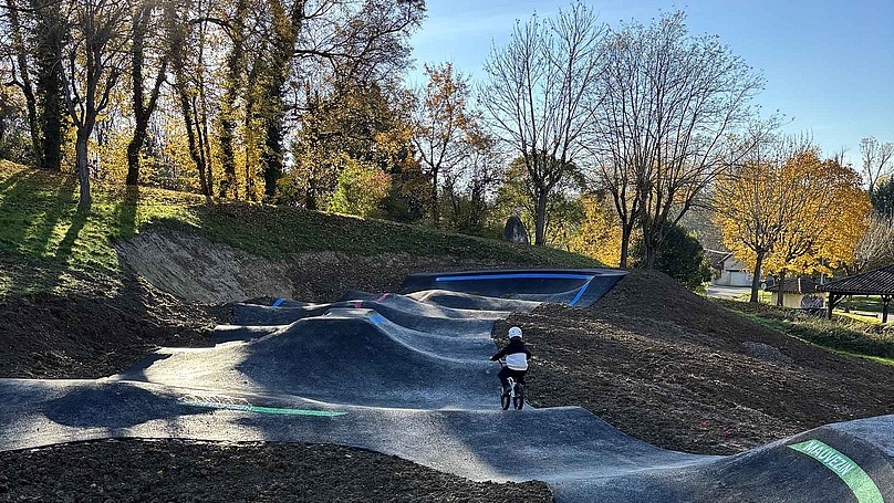 Dynamische Perspektive des Pumptrack Mauvezin mit markierten Linien