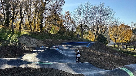 Dynamische Perspektive des Pumptrack Mauvezin mit markierten Linien