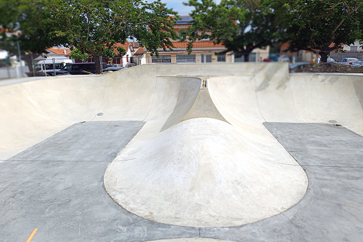Bowl en béton moderne avec spine et courbes fluides au skatepark de Biscarrosse.