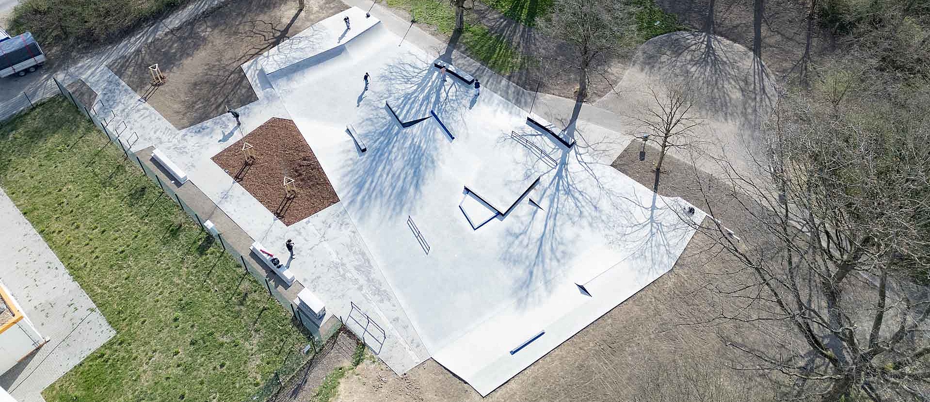 Übersicht des Skateparks Brühl mit verschiedenen Street-Elementen