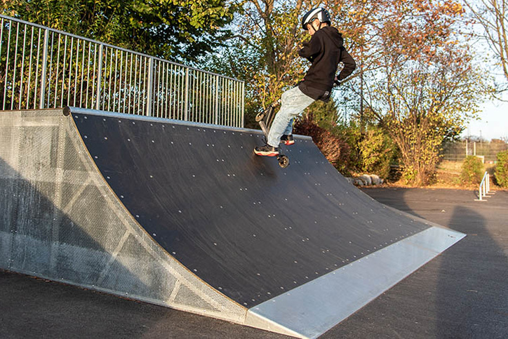 Scooterkid at the Marktoberdorf skate park on the quarter pipe