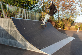 Scooterkid at the Marktoberdorf skate park on the quarter pipe