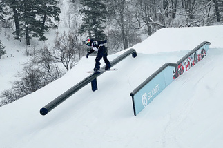 Athlet fährt auf Rail im Slopestyle Kurs