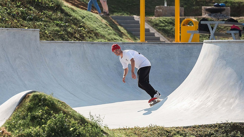 [Translate to Chinesisch:] Skater rides in the Bowl