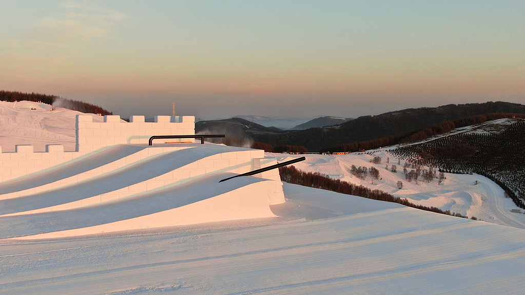 Rampe eines Slopestyle Parcours in Abendröte