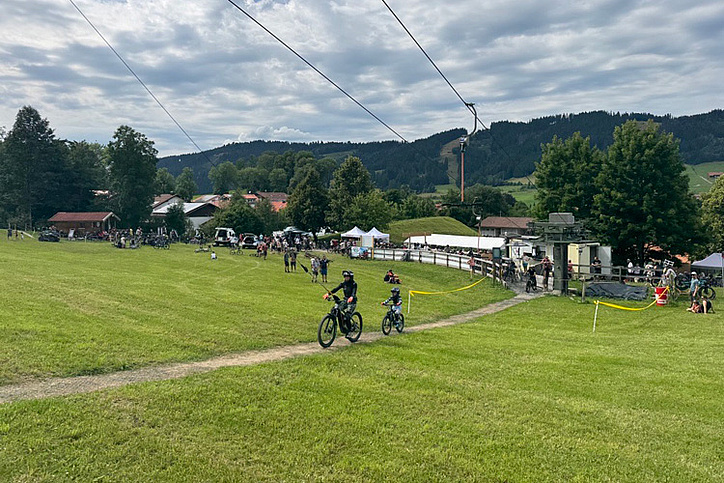 Besucher und Kinder auf Fahrrädern beim Event im Bikepark Weitnau
