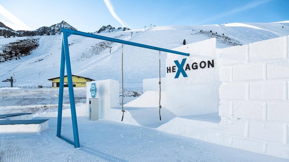 Detail of the Hexagon with swinging ropes