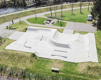 Weitwinkelaufnahme des Skateparks Biessenhofen im Grünen