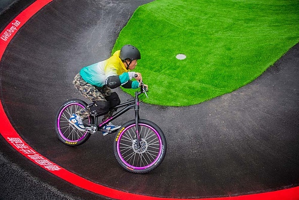 [Translate to Chinesisch:] Child on the pump track Guiyang China