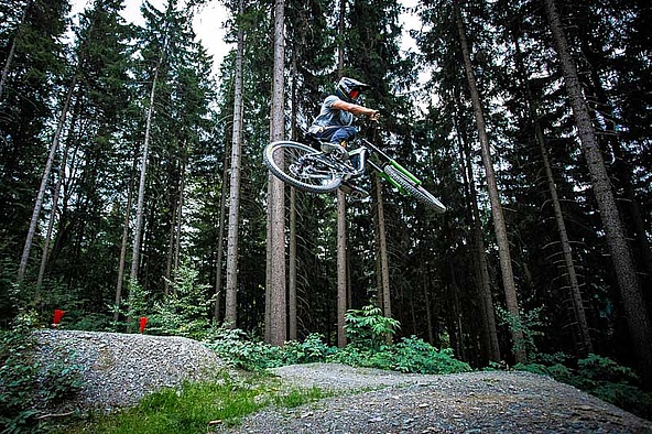[Translate to Chinesisch:] Biker jumps in bike park Schöneck