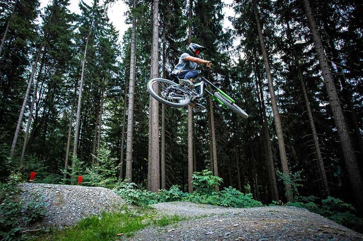 Biker springt im Jumptrack Schöneck