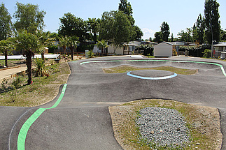 Pumptrack Fouesnant mit grüner Markierung im Ferienpark
