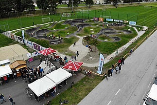 Pumptrack Mittersill von oben mit vielen Menschen 