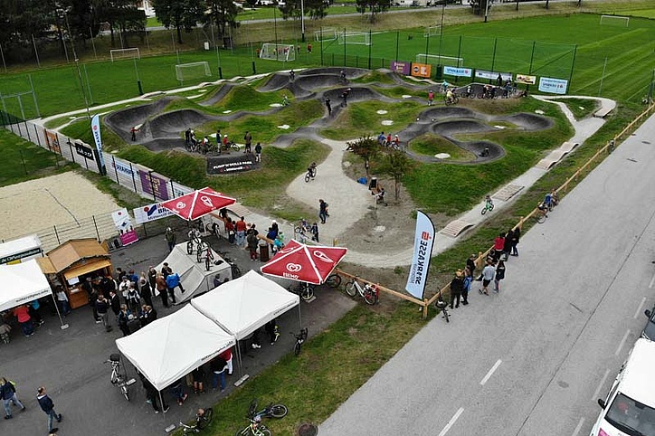 Pumptrack Mittersill von oben mit vielen Menschen 