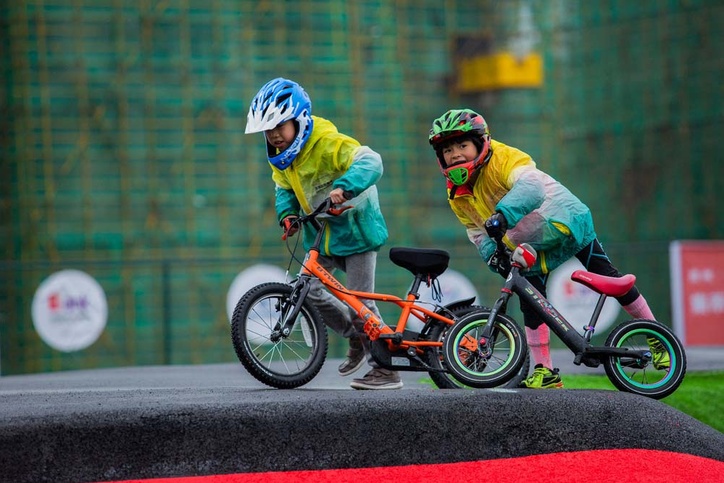 Kinder mit Laufrädern auf dem Pumptrack Guiyang China