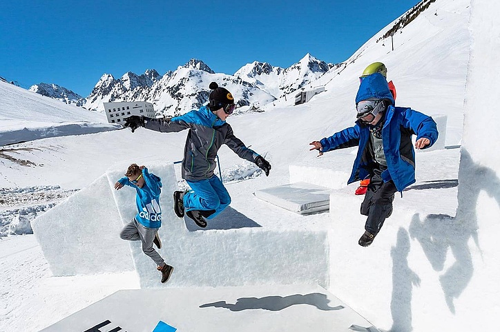 [Translate to Französisch:]  Drei Kinder springen im Hexagon Kühtai umher