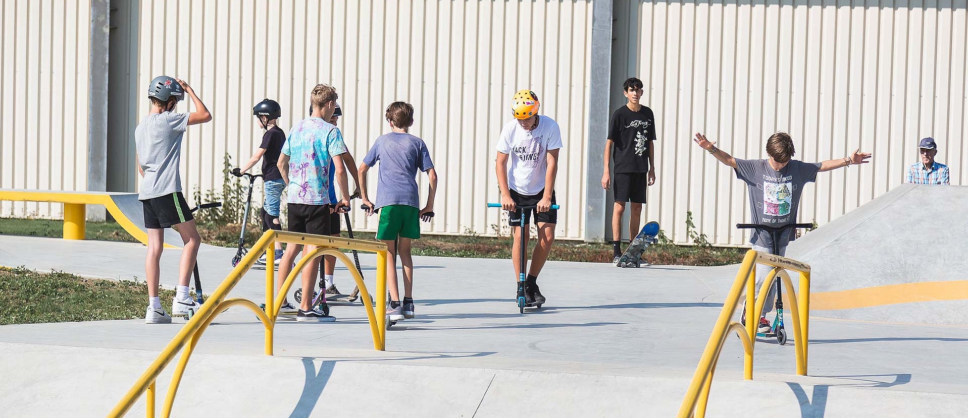 Jugendliche mit Scootern im Skatepark