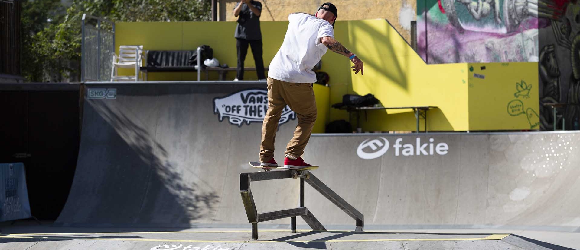 Nahaufnahme eines Skaters beim Grinden auf einem Rail im Skatepark Jungle Meran.