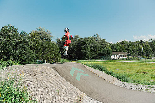 Scooterfahrer auf Wellenbahn Pumptrack Immenstadt
