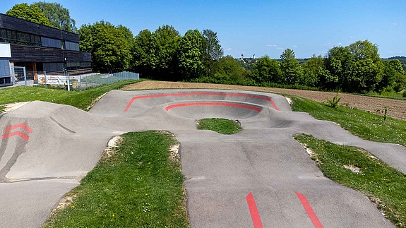 Frontansicht der Bowl am Pumptrack Staig mit roter Markierung und breiter Einfahrt