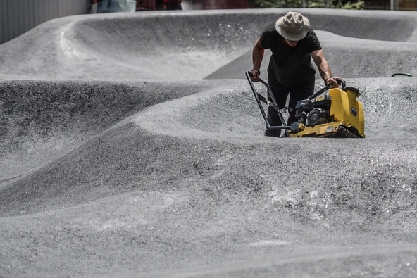 Schneestern Mitarbeiter beim Bau eines Pumptracks