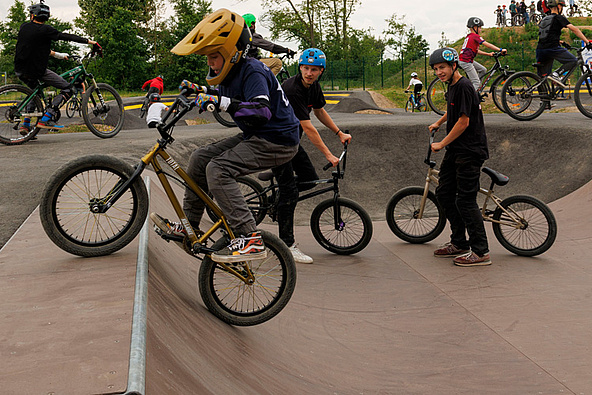 Urban Sports Park Bad Düben – BMX kids practicing on the scooterloop.